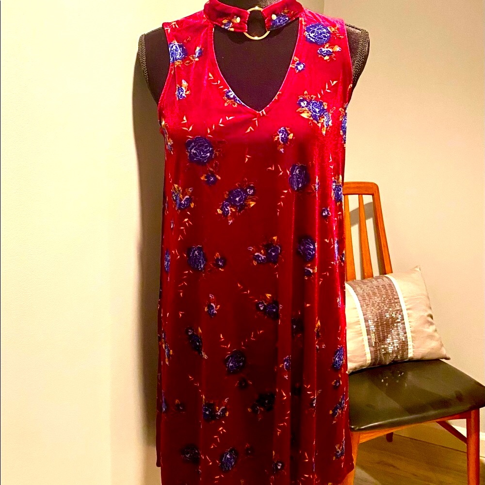 ❤️Xhilaration Faux Velvet Keyhole Front Embellishment Dress